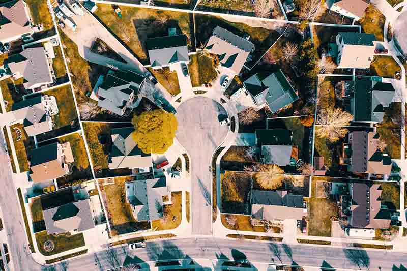 Aerial photo of houses in a cul-de-sac.